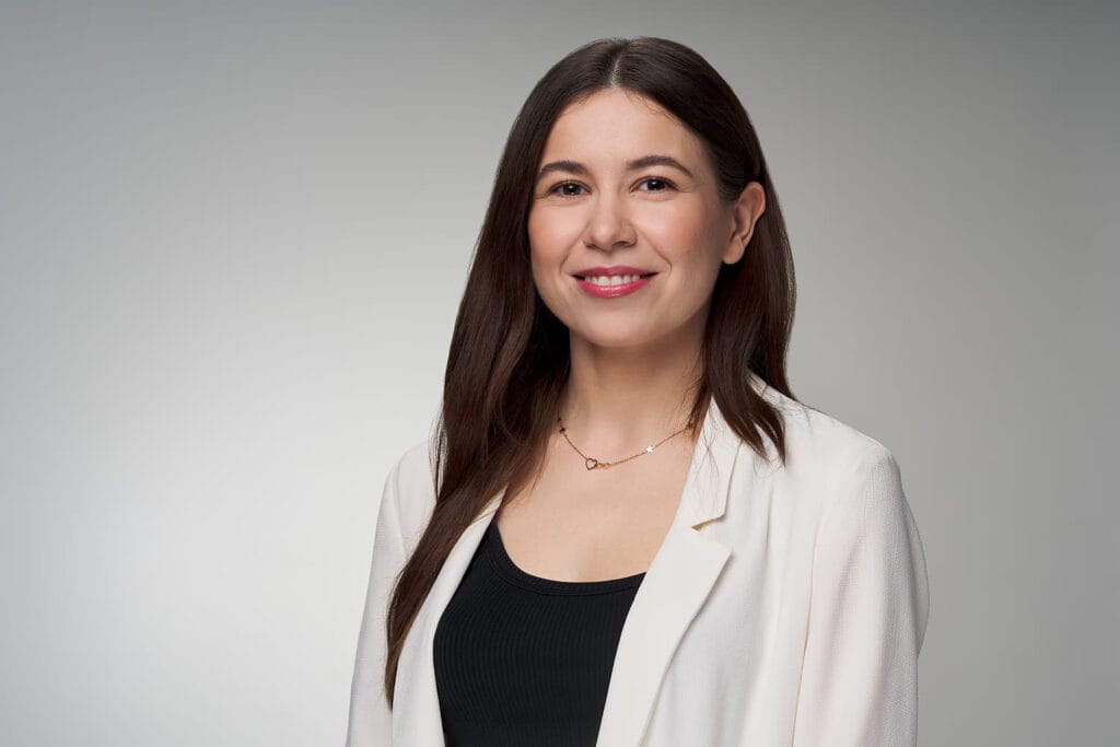 Zdjęcia biznesowe Rzeszów - profesjonalny portret kobiety w białej marynarce.