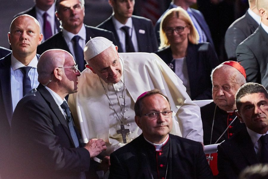 Fotografia eventowa Rzeszów - Papież Franciszek rozmawia z duchownymi i oficjelami.