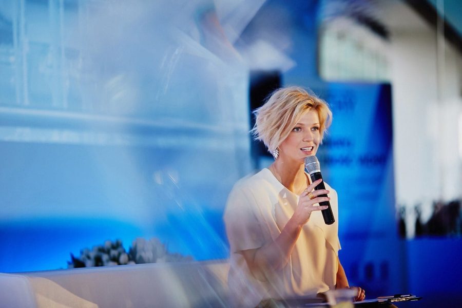 Fotografia imprezy firmowej Rzeszów - Prezentacja na scenie, mikrofon, profesjonalne oświetlenie.