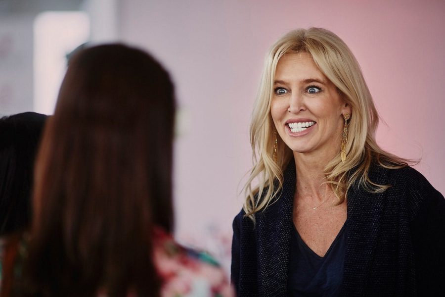 Fotograf eventowy Warszawa premiera produktu – Ujęcia gości i prezentacji produktu w tle.