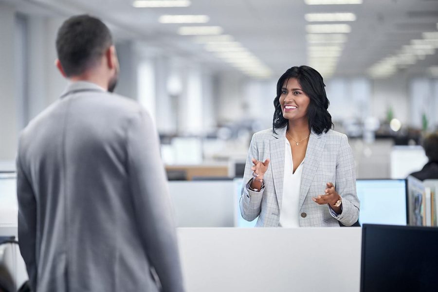 Fotografia korporacyjna Rzeszów - Spotkanie dwóch pracowników w nowoczesnym biurze.