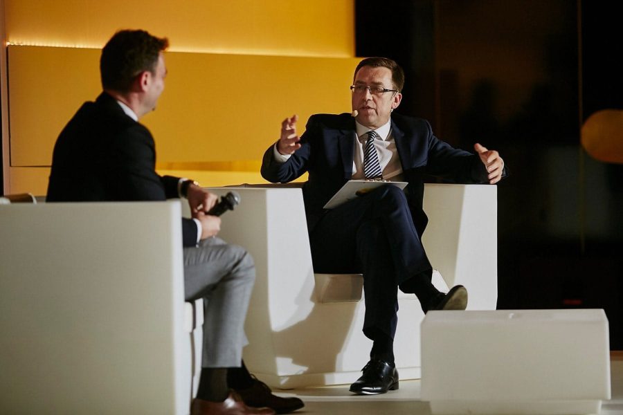 Fotografia konferencji Rzeszów - Dwa mężczyźni w trakcie dyskusji na scenie.