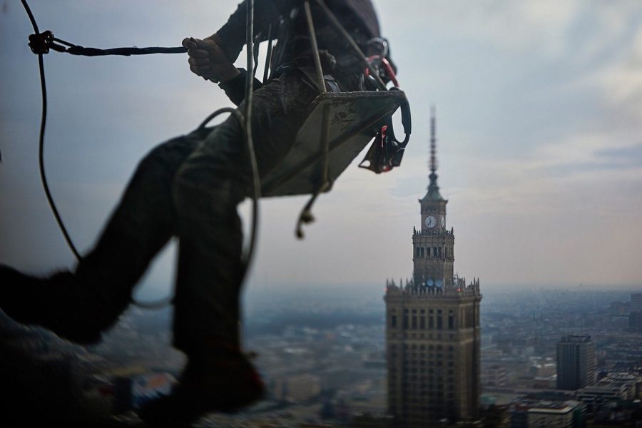 Fotografia eventowa - Pracownik na wysokości, widok na Warszawę i Pałac Kultury.